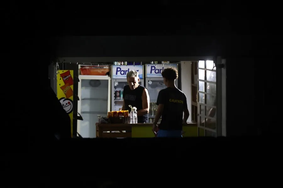 La gente habla dentro de un mercado durante un apagón, el 4 de marzo de 2026, en La Habana, Cuba. EFE/Ernesto Mastrascusa