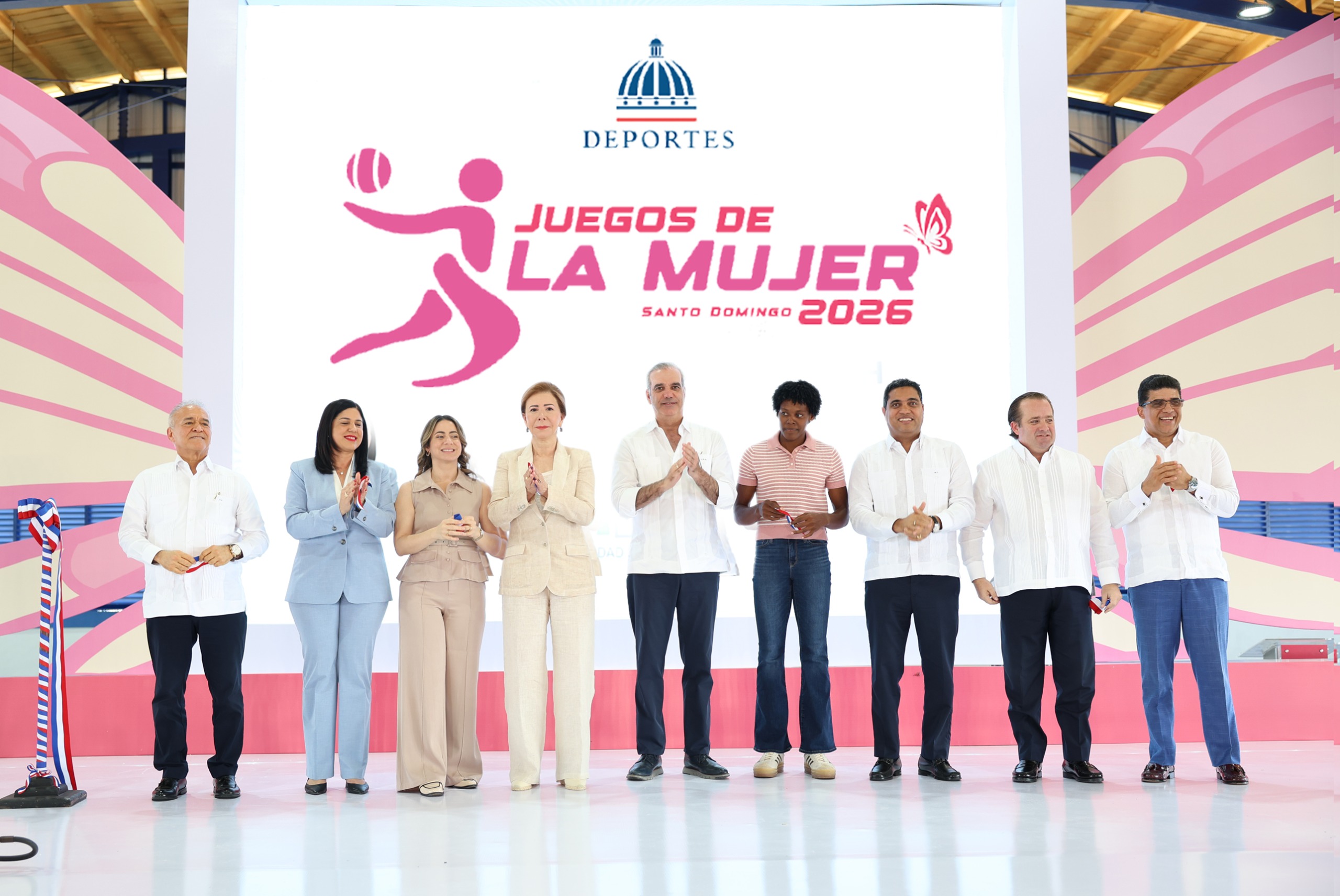 Presidente Abinader y ministra Cruz entregaron placa de reconocimiento por la dedicatoria de los juegos a Melba Segura de Grullón