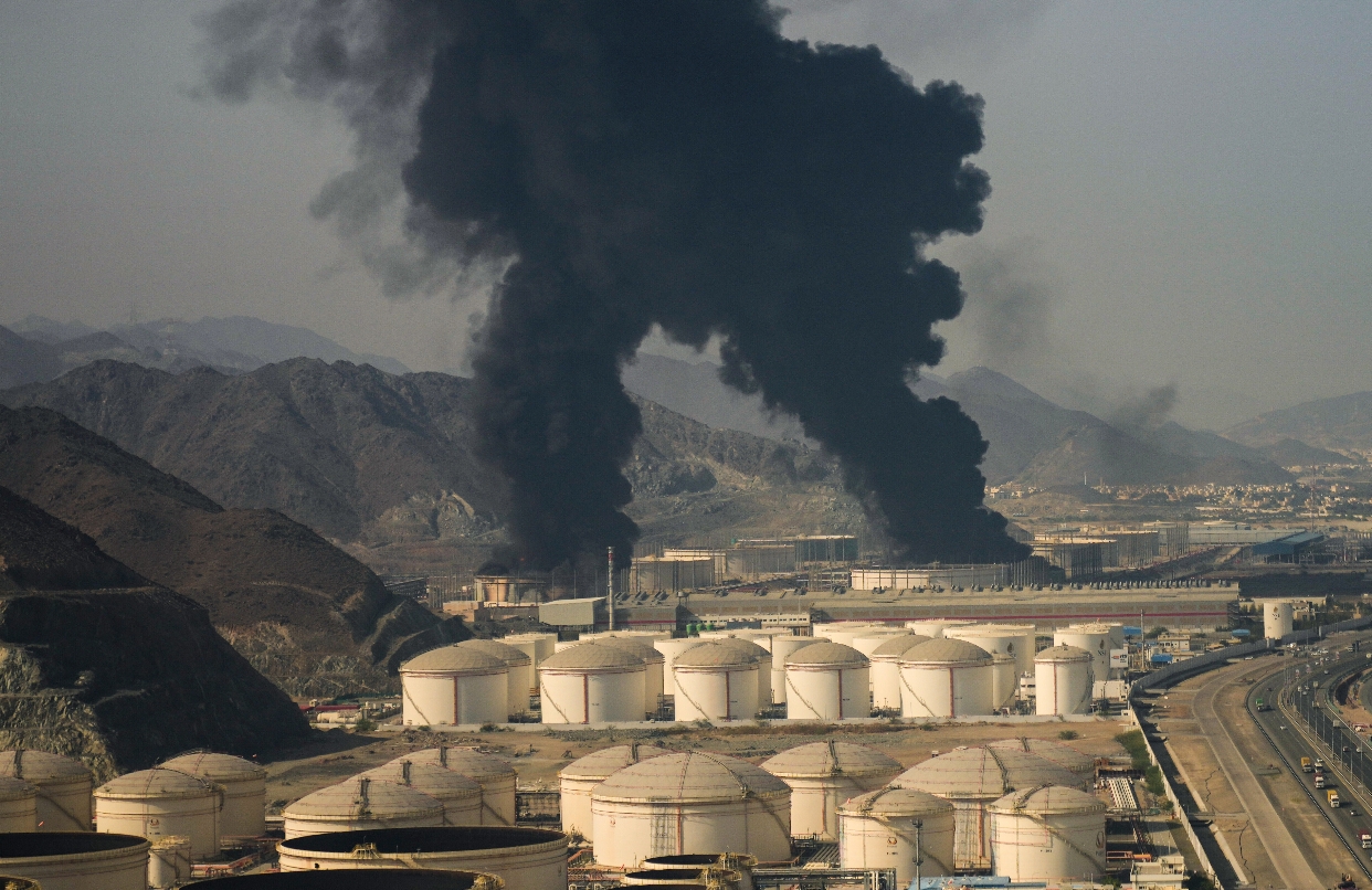 Incendio en una instalación petrolera en los Emiratos Árabes Unidos tras un ataque iraní.