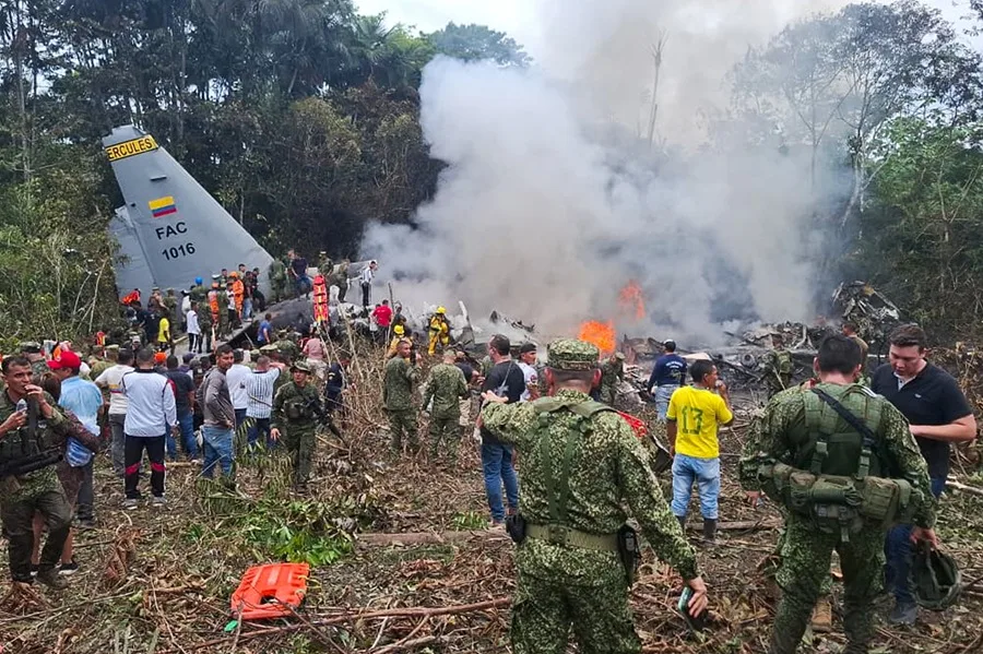 Miembros de las Fuerzas Militares de Colombia, rescatistas y voluntarios realizan labores de rescate, este 23 de marzo de 2026, en Puerto Leguizamo (Colombia). EFE/ Miputumayo.com.co