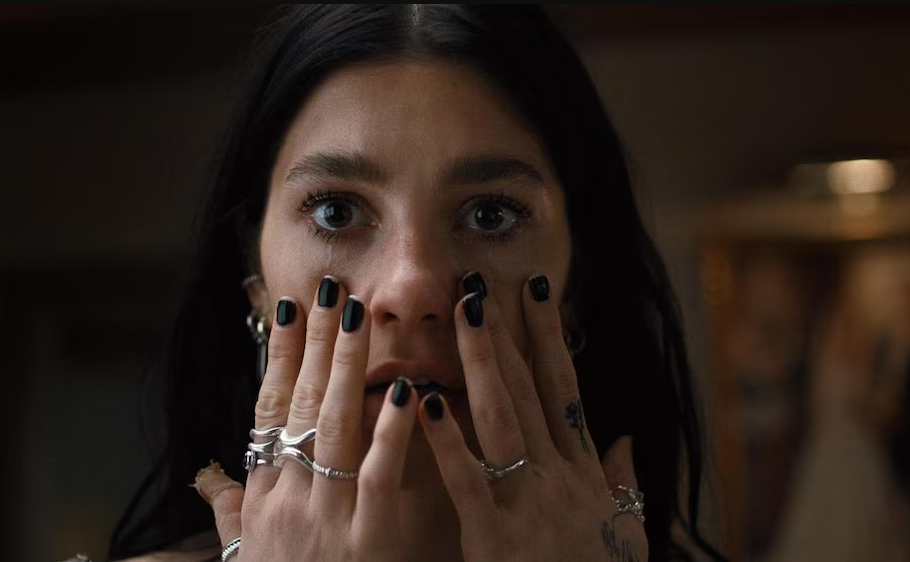 Camila Morrone protagoniza 'Algo terrible está por suceder' (Netflix)