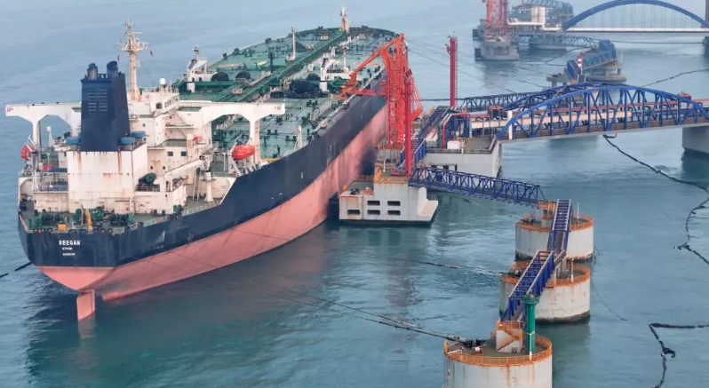 Esta foto, tomada el 26 de marzo de 2026, muestra un petrolero descargando petróleo crudo en un puerto de Yantai, provincia de Shandong, en el este de China.