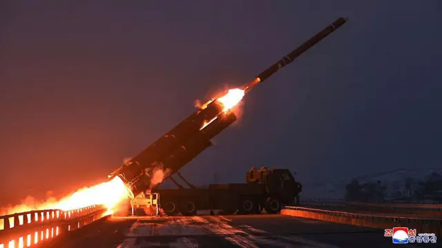 Un misil de crucero estratégico de largo alcance se dispara en la oscuridad durante un ejercicio militar norcoreano en diciembre de 2025.