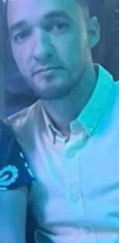 Persona con camisa blanca en ambiente azul.