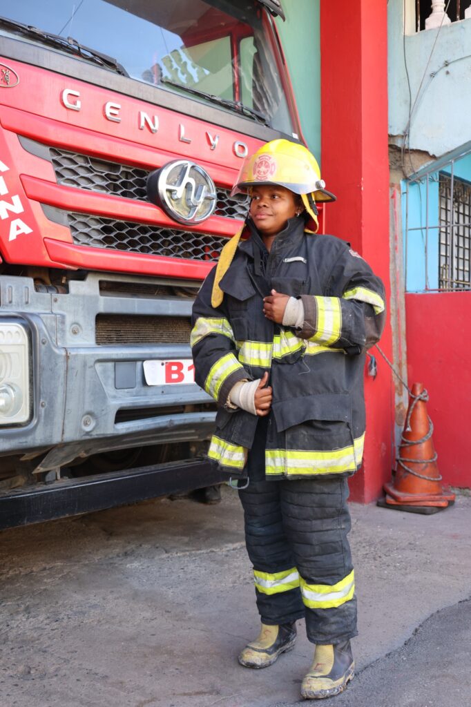 Celia porta su uniforme con mucho orgullo.