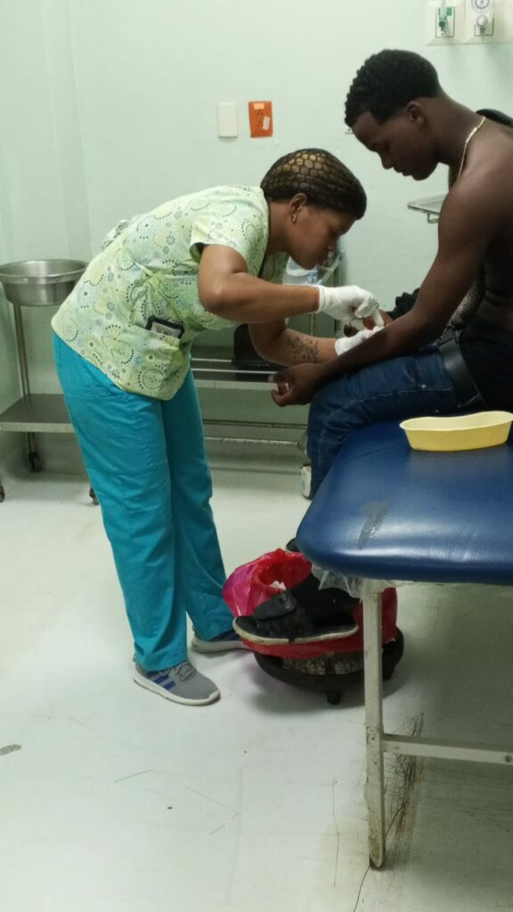Celia cura las heridas de los pacientes en un hospital.