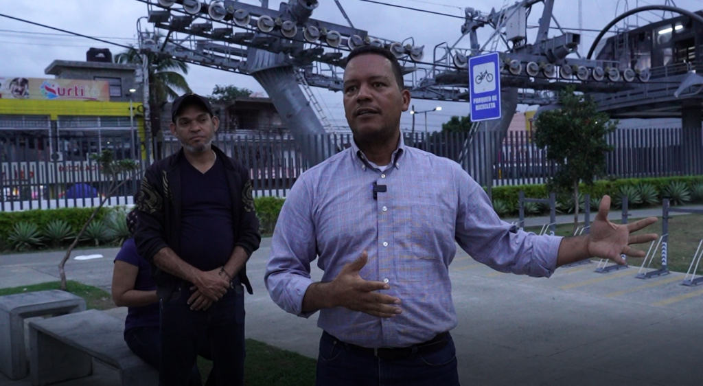David Minaya cuenta la historia desde la estación Puente Blanco del teléferico de Los Alcarrizos.