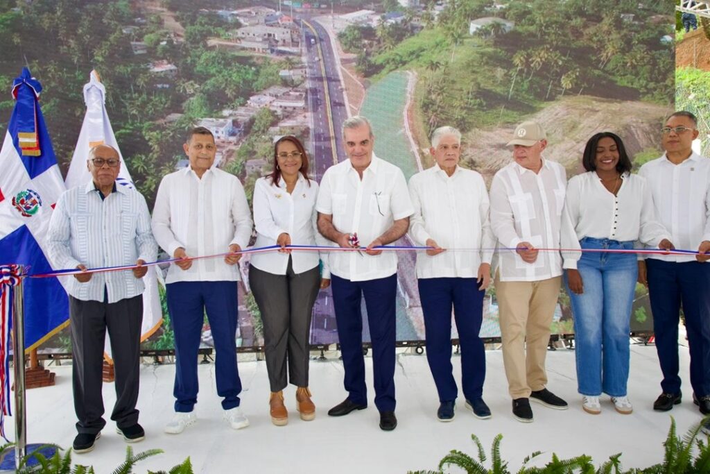 Presidente Abinader inaugura ampliación del ingreso a Samaná