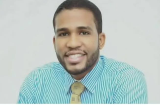 Hombre sonriente con camisa y corbata