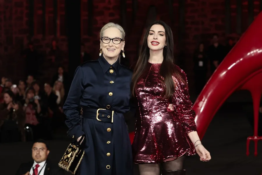 Meryl Streep y Anne Hathaway brillan en la pasarela del estreno de 'El diablo viste de Prada 2' en México
