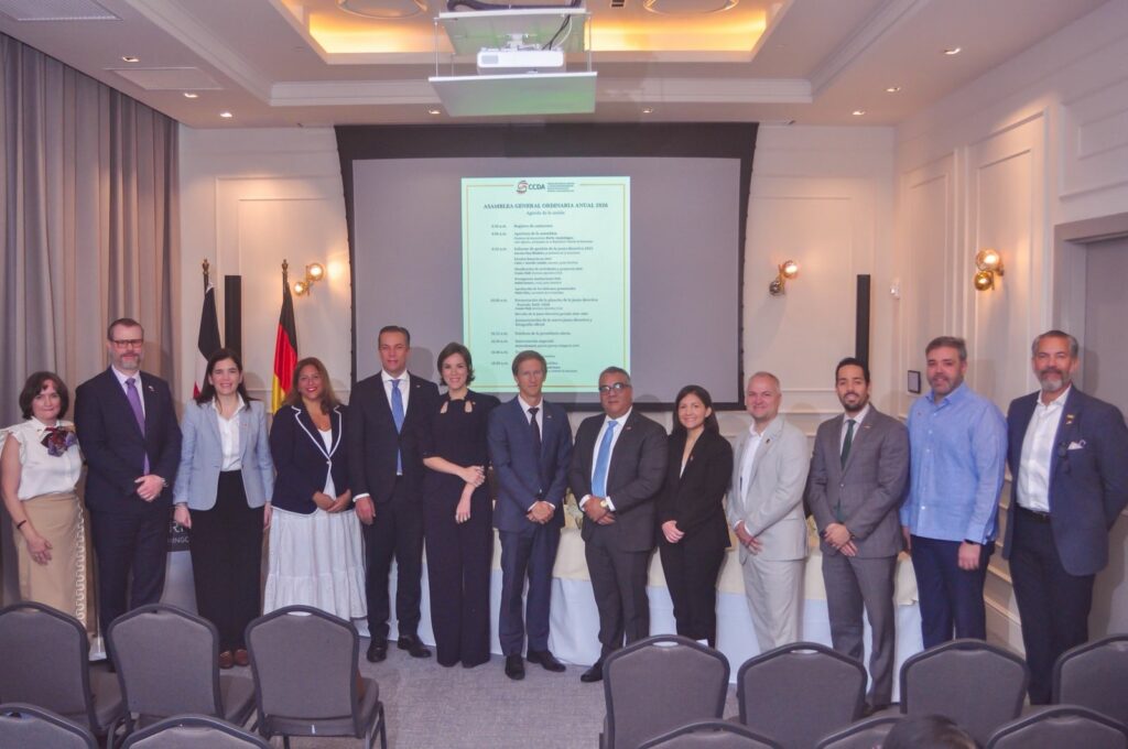    De izquierda a derecha: Frauke Pfaff (directora ejecutiva), Karsten Paul Windeler (expresidente), Maite Mallén (miembro), Paola Valdez (secretaria), Eric Lembcke (vicepresidente), Eileen Jiménez (presidenta), Moritz Jacobshagen (subjefe de la embajada de la República Federal de Alemania), Rafael Romero (tesorero), Carla Frías (miembro), Joerg Aldinger (miembro), Fabio Guzmán Saladín (voz), Pablo Viñas (voz), Franquiz Caraballo (voz).