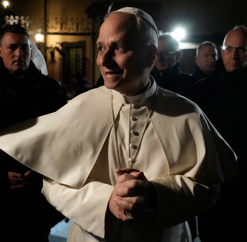 El Papa León XIV habla con los periodistas. AP