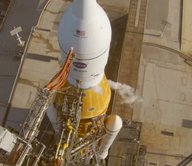 La misión Artemis II, que despegó del Centro Espacial Kennedy, marca el primer vuelo de prueba tripulado del cohete SLS y la nave espacial Orion, denominada Integrity.