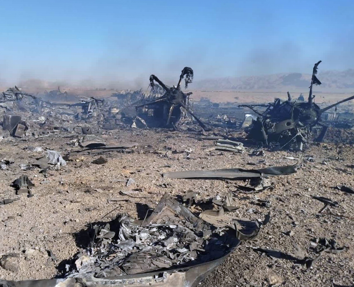 Las fuerzas iraníes derribaron 2 aviones de transporte militar C-130 y 2 helicópteros estadounidenses. AP