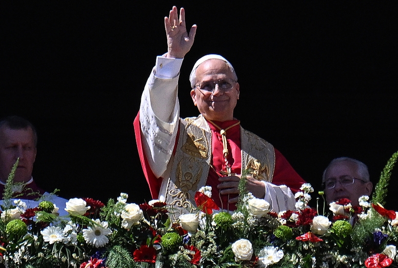 El Papa León XIV saluda durante la celebración. AP