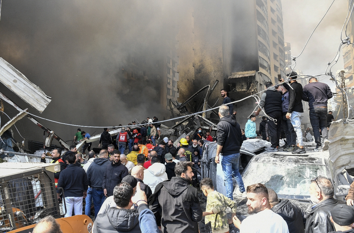 Edificio destruido por un ataque israelí en el barrio de Corniche el-Mazraa, Líbano. EFE