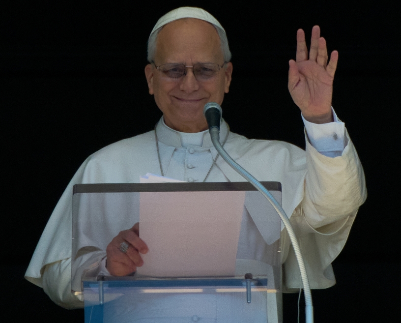 El Papa León XIV saluda desde una ventana del Vaticano.
