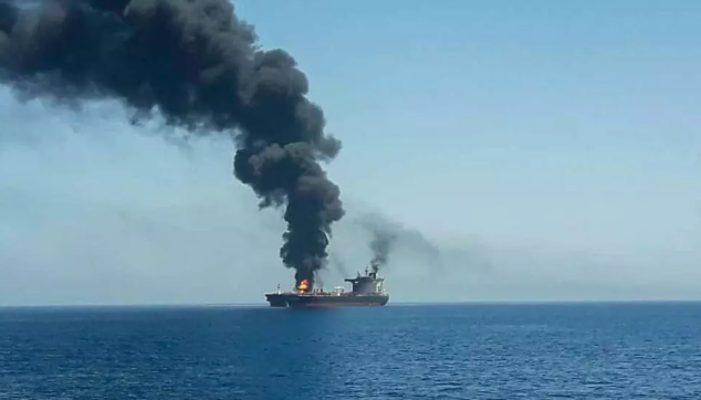 Uno de los petroleros se incendia tras un presunto ataque en el Golfo de Omán, el 13 de junio de 2019. ISNA vía Reuters