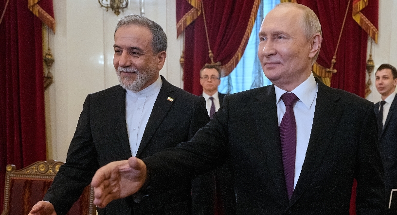 El ministro de Asuntos Exteriores, Abbas Araqch, y Vladimir Putin en Moscú. AP
