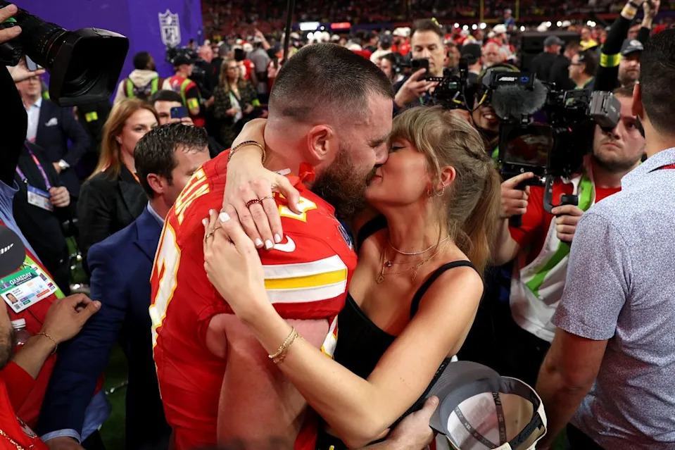 El apasionado beso de Taylor Swift y Travis Kelce en el Super Bowl 2024