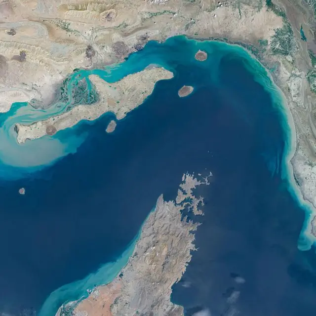 Imagen de satélite del Estrecho de Ormuz, situado entre el sur de Irán y la península de Musandam (Omán), en el Golfo Pérsico.