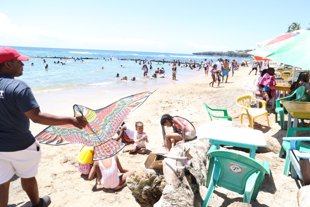 Turistas abarrotan Playa Najayo durante Sábado Santo