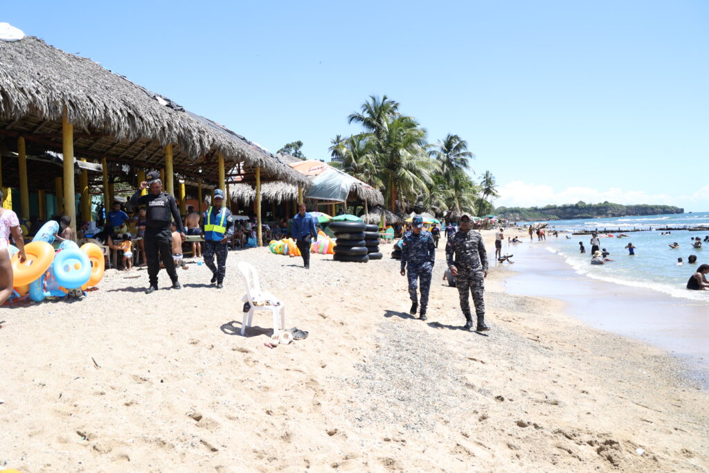 Turistas abarrotan Playa Najayo durante Sábado Santo