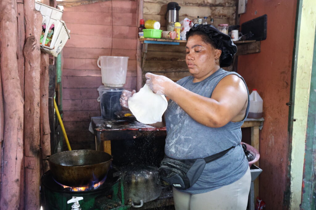 La esperanza de una enfermera que se resiste a freír sueños en Playa Najayo, San Cristóbal