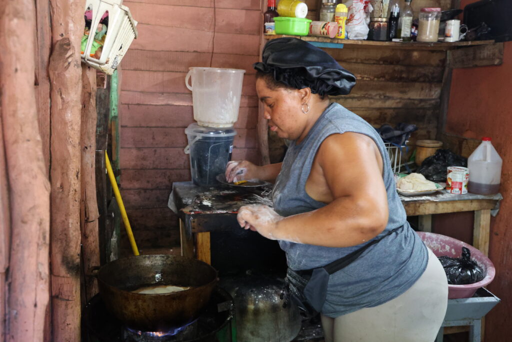La esperanza de una enfermera que se resiste a freír sueños en Playa Najayo, San Cristóbal