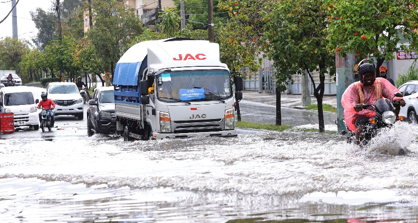 Intensas lluvias vuelven a provocar grandes inundaciones urbanas; chica muerta en SDO