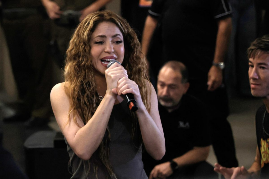 Shakira regala una canción a sus fans en la puerta del hotel antes de salir de Chile
