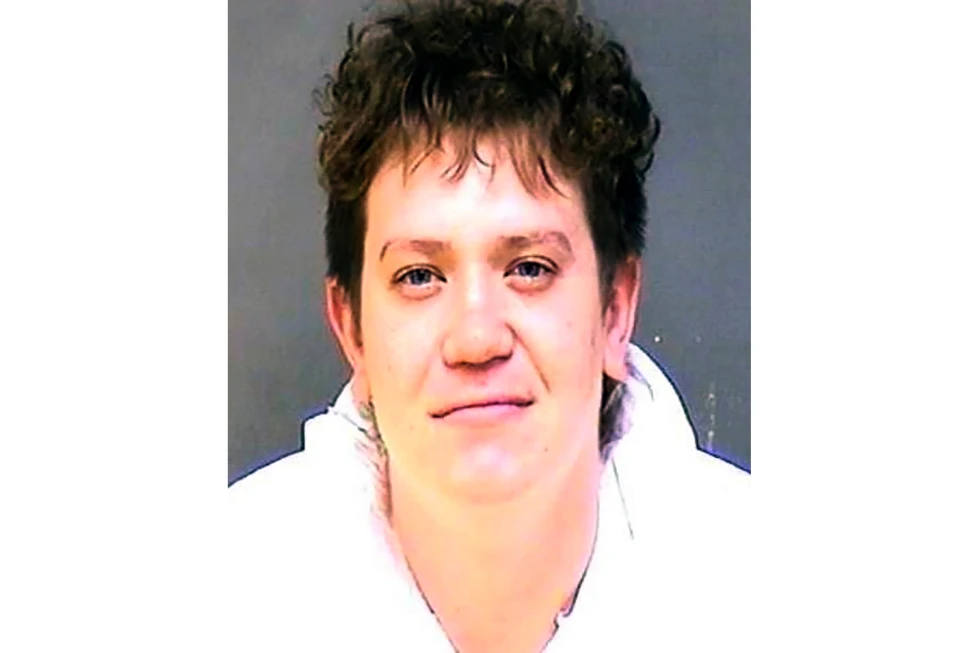 Esta foto, proporcionada por la Oficina del Sheriff del condado de Charles, muestra a Dayton James Webber, de 27 años, quien fue arrestado y acusado como fugitivo de la justicia por la policía del condado de Albemarle, Virginia, el lunes 23 de marzo de 2026. (Oficina del Sheriff del condado de Charles vía AP)