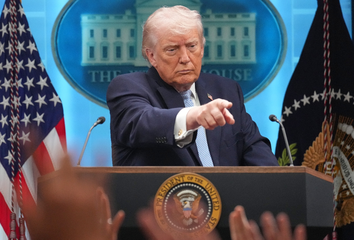 El presidente de Estados Unidos, Donald Trump, hablando con la prensa. AP