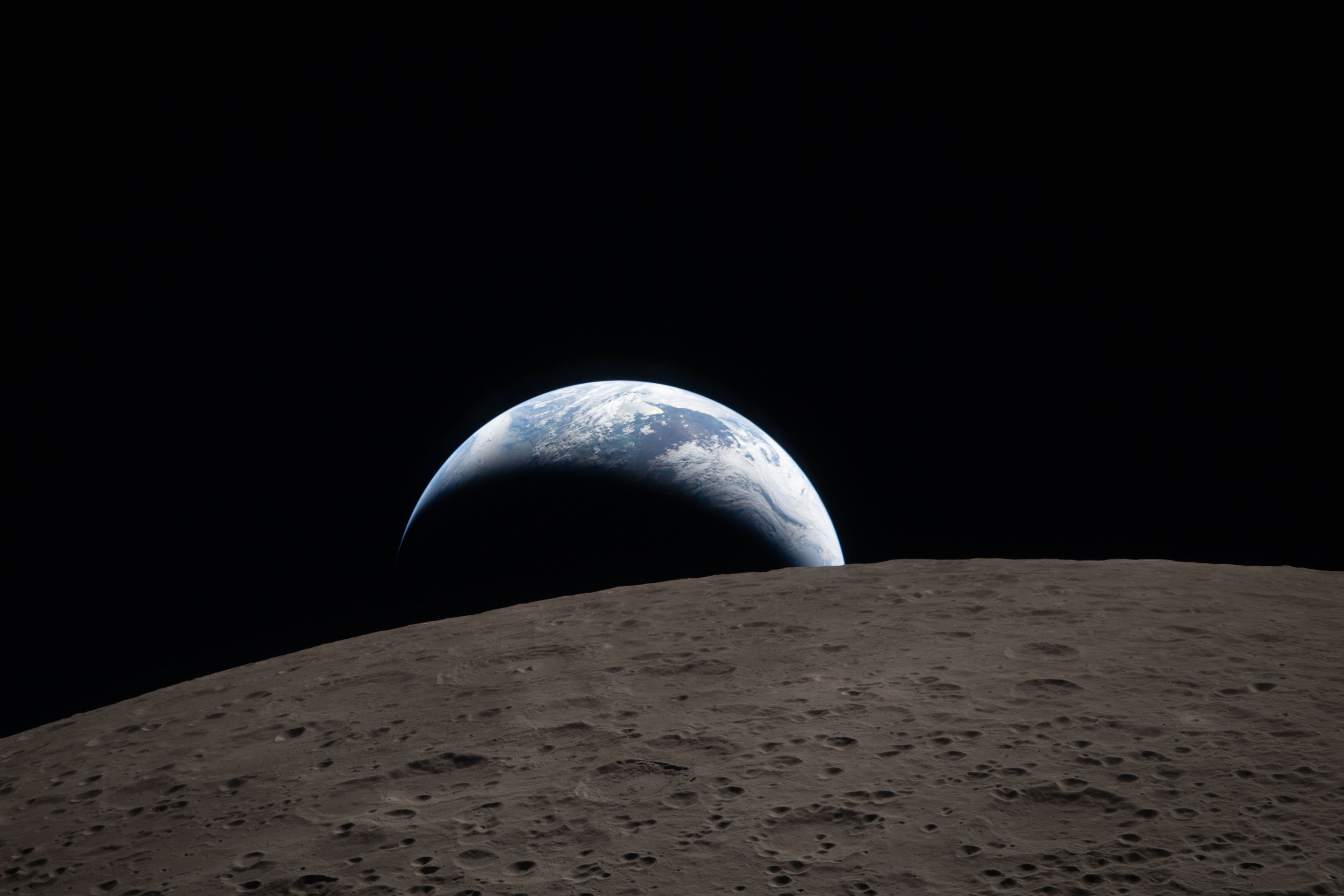 Puesta de la Tierra desde la órbita lunar