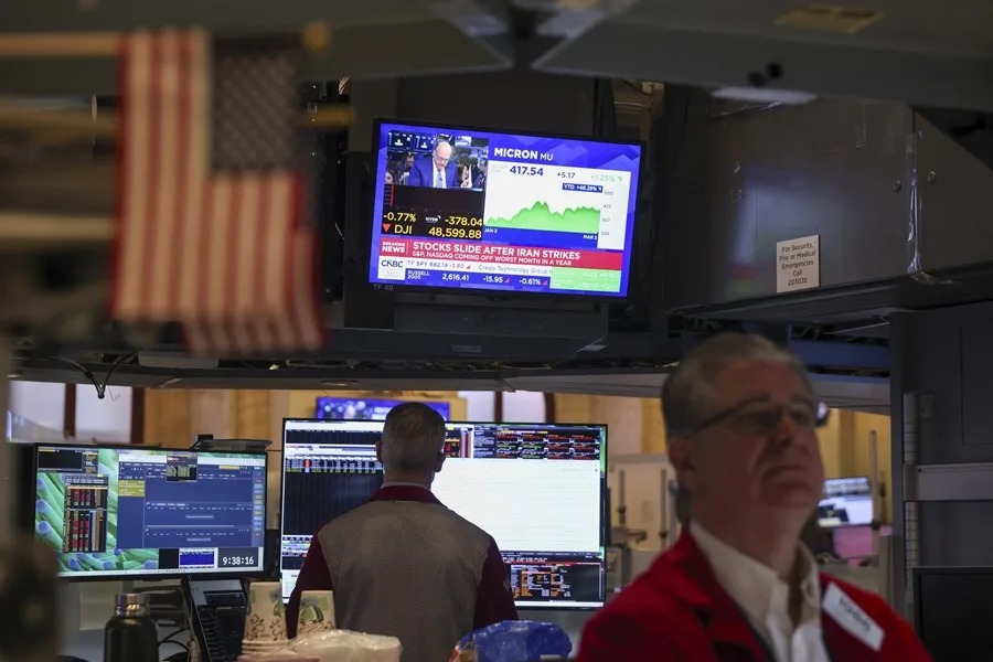 Corredores de bolsa trabajan en la sede de Wall Street, este 2 de marzo de 2026, en el primer día después de los ataques contra Irán. EFE/Sarah Yenesel