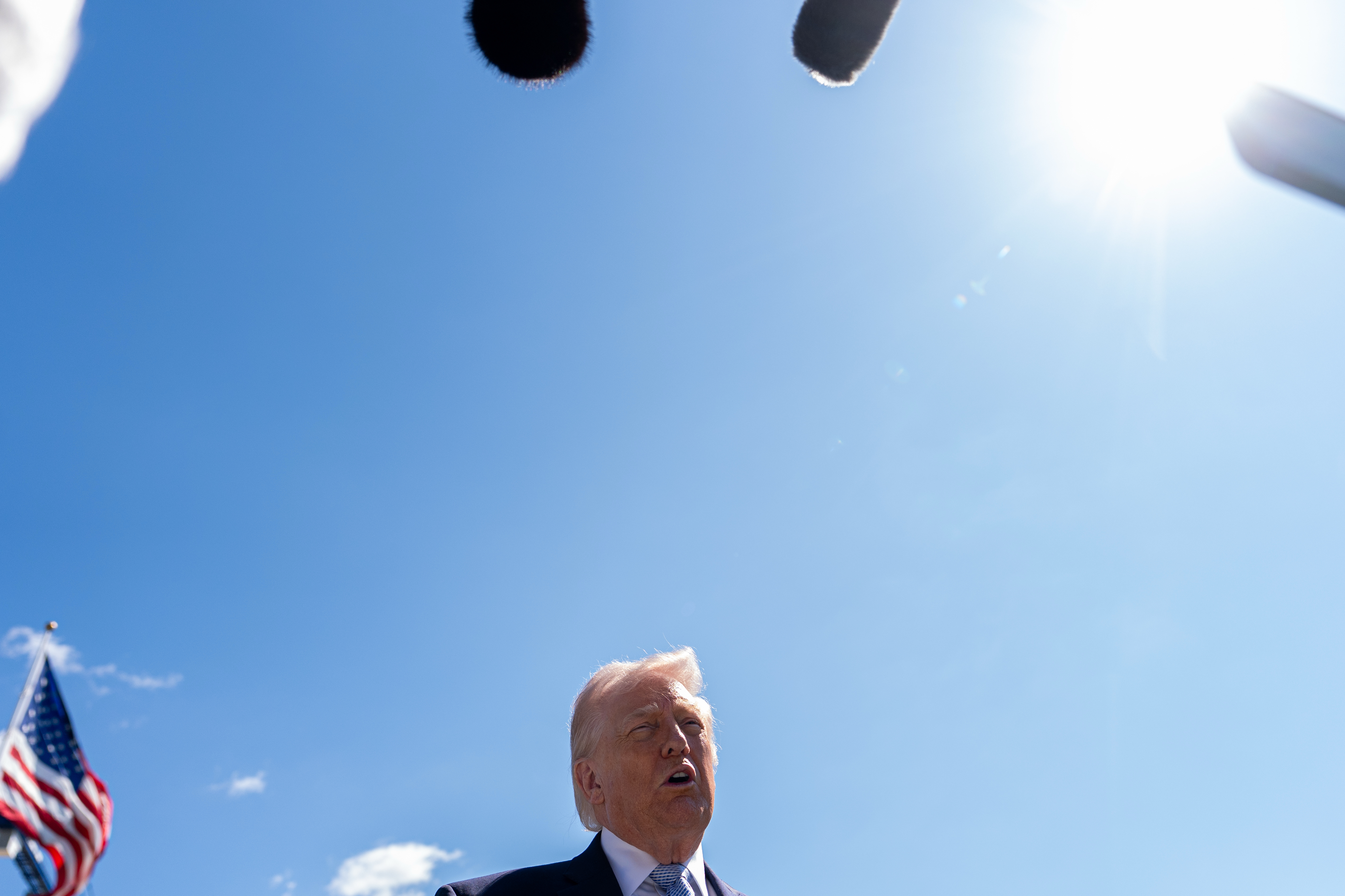 El presidente estadounidense Donald Trump habla con periodistas durante la Fiesta del Huevo de Pascua en el jardín sur de la Casa Blanca, el lunes 6 de abril de 2026, en Washington. (Foto AP/Julia Demaree Nikhinson)