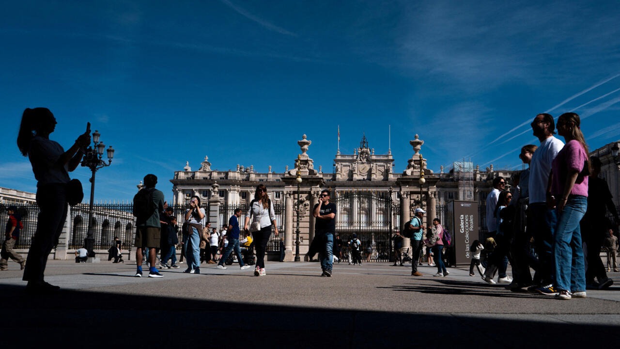 El Gobierno español regularizará a medio millón de inmigrantes