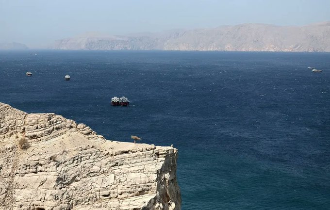 Fotografía de archivo de un grupo de barcos transitando por el Estrecho de Ormuz. EFE/Alí Haider