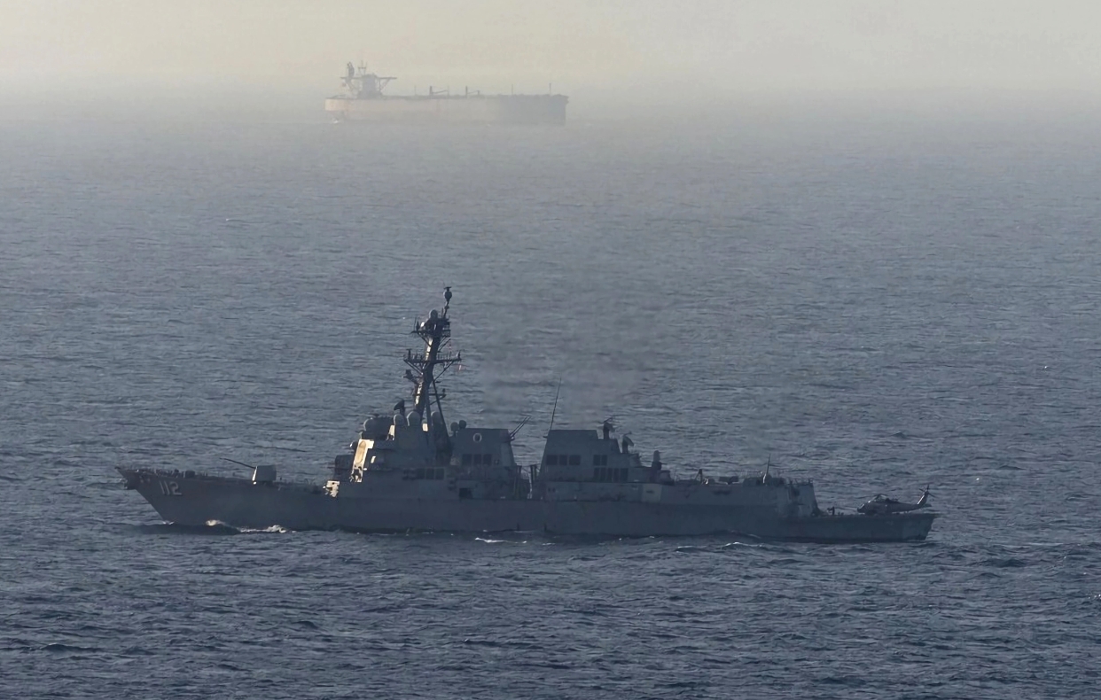Un destructor estadounidense cerca de un carguero en el Mar Arábigo. EFE