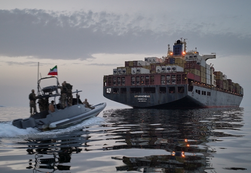 Irán dijo que ayer se apoderó de dos barcos en Ormuz. AP