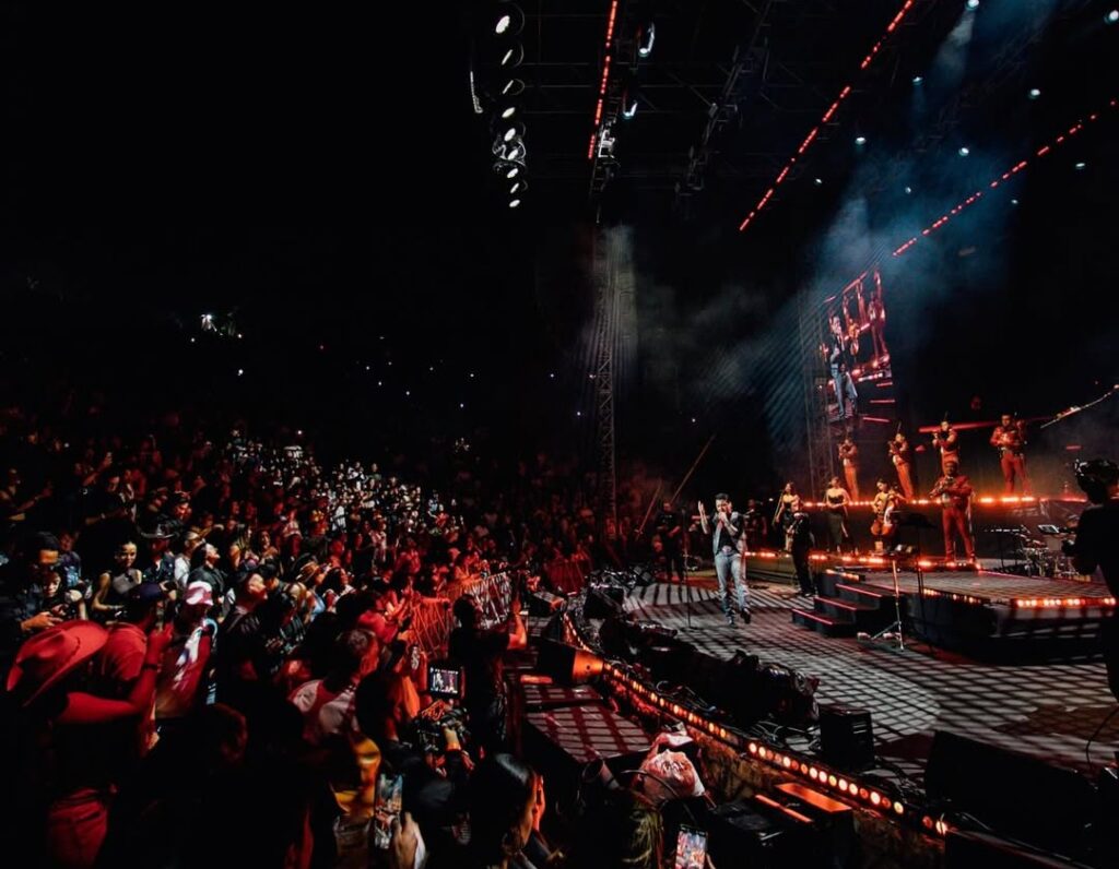 ¡La lluvia no detuvo la fiesta! Christian Nodal y su Tour Pal Cora cautivan a Altos de Chavón