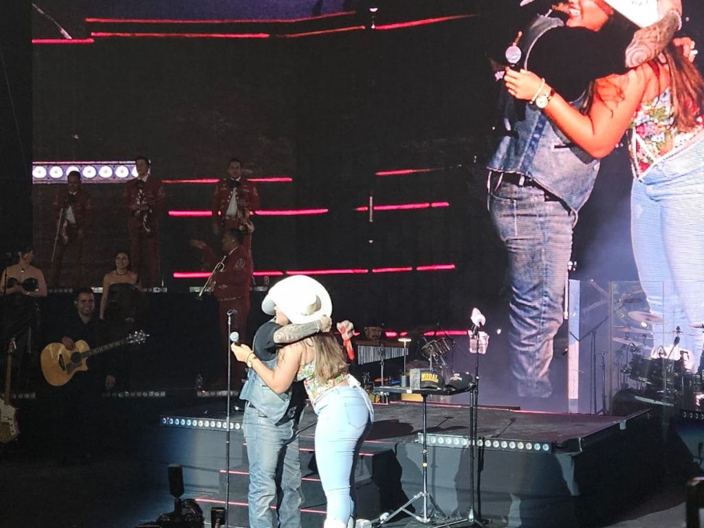 ¡La lluvia no detuvo la fiesta! Christian Nodal y su Tour Pal Cora cautivan a Altos de Chavón