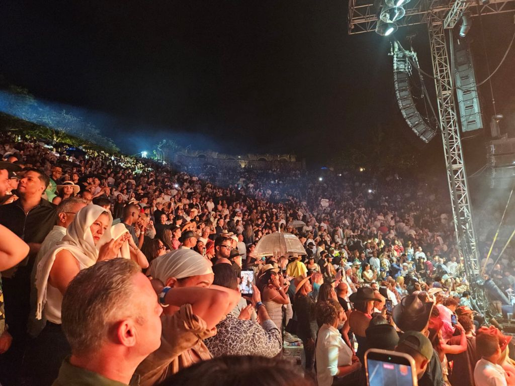 ¡La lluvia no detuvo la fiesta! Christian Nodal y su Tour Pal Cora cautivan a Altos de Chavón