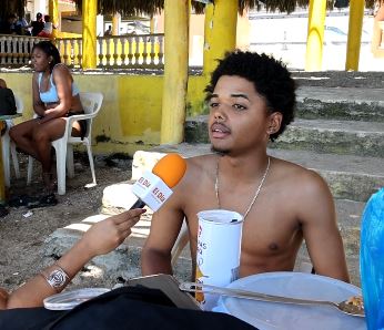 Turistas abarrotan Playa Najayo durante Sábado Santo