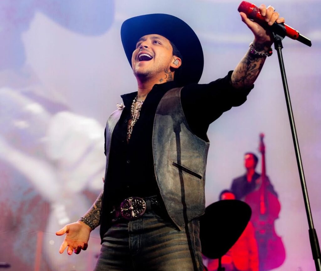 ¡La lluvia no detuvo la fiesta! Christian Nodal y su Tour Pal Cora cautivan a Altos de Chavón