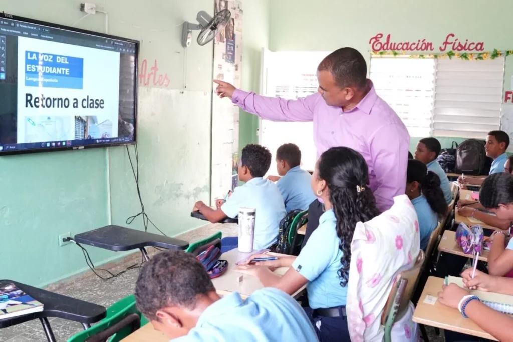El Ministerio de Educación informó que ha favorecido a los docentes con becas y aumentos salariales. Fuente externa