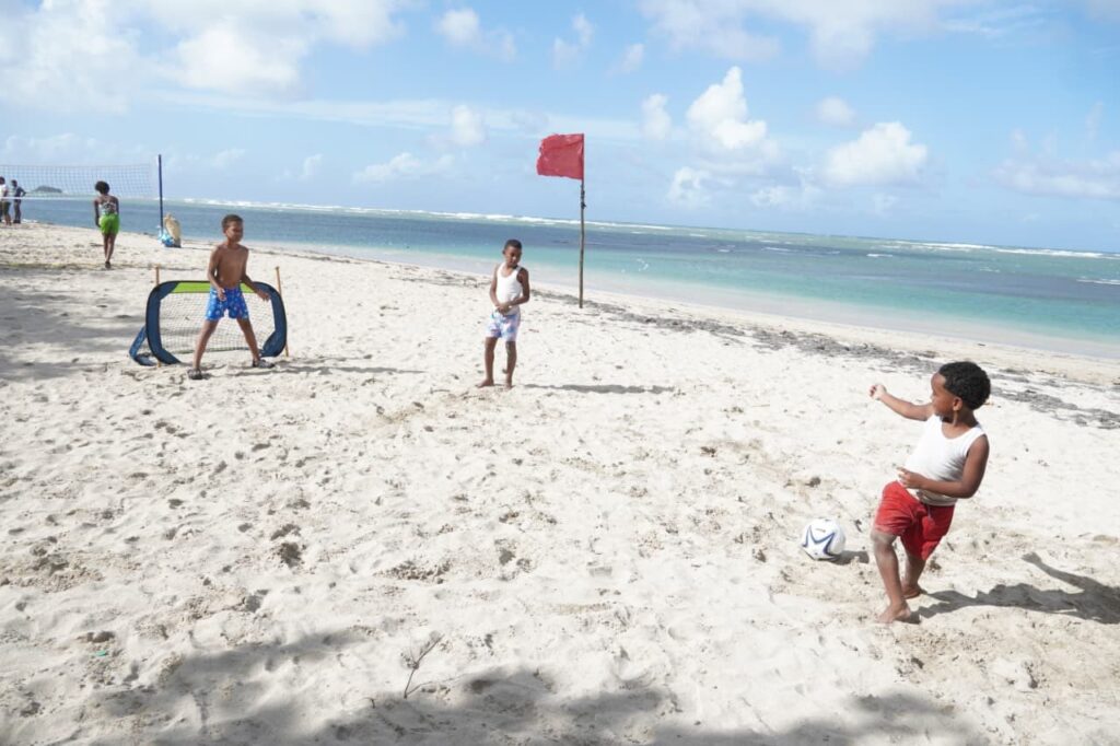 Playas de Puerto Plata continúan cerradas por oleaje anormal y peligrosas corrientes marinas