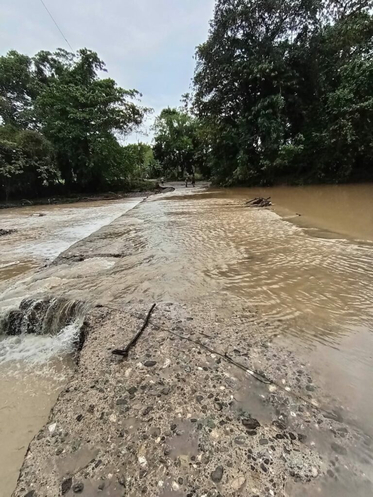 Varias comunidades de Puerto Plata permanecen aisladas por inundaciones y crecida de ríos