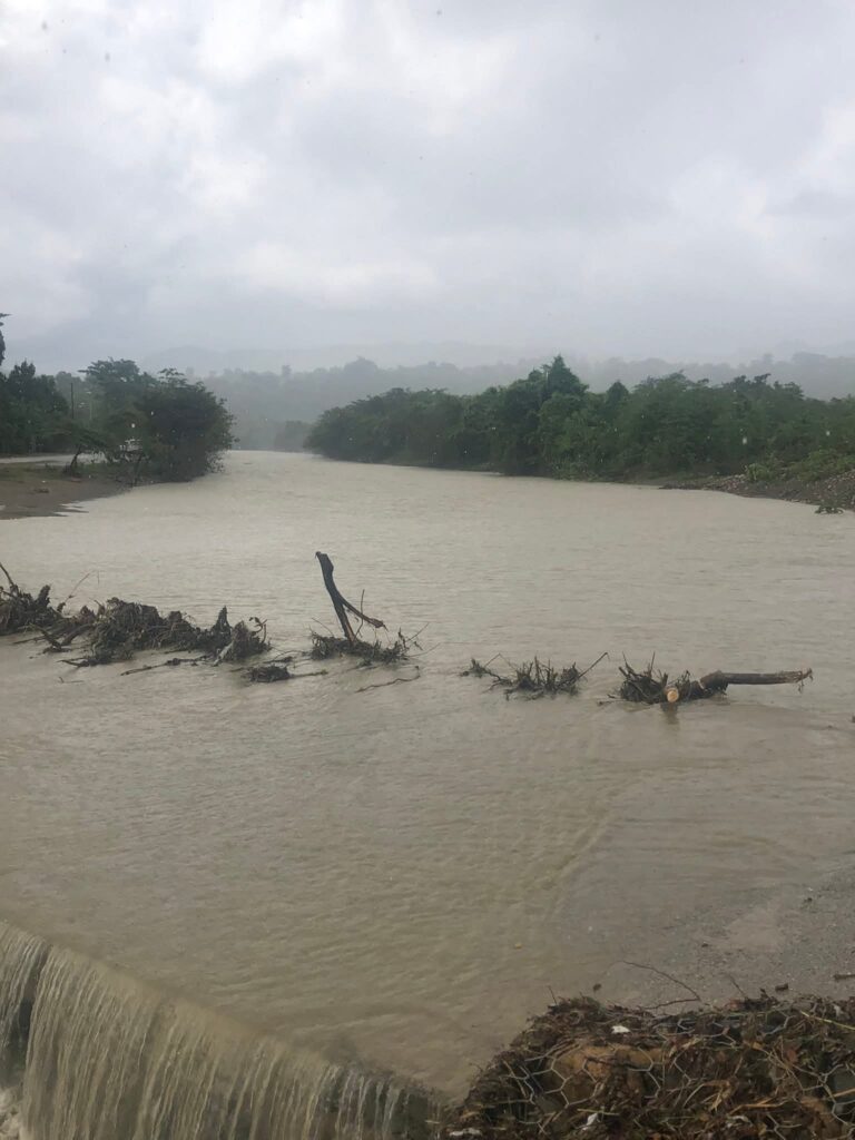 Varias comunidades de Puerto Plata permanecen aisladas por inundaciones y crecida de ríos