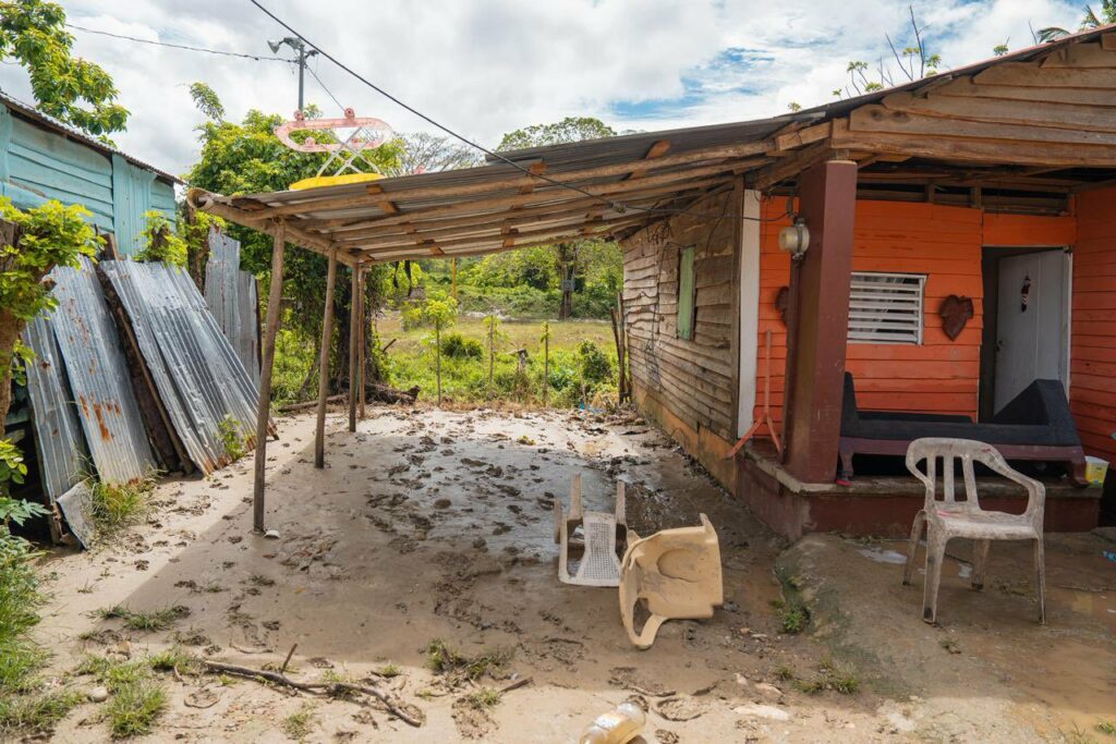 Entre barro y tristeza: así quedó Villa Montellano tras las inundaciones